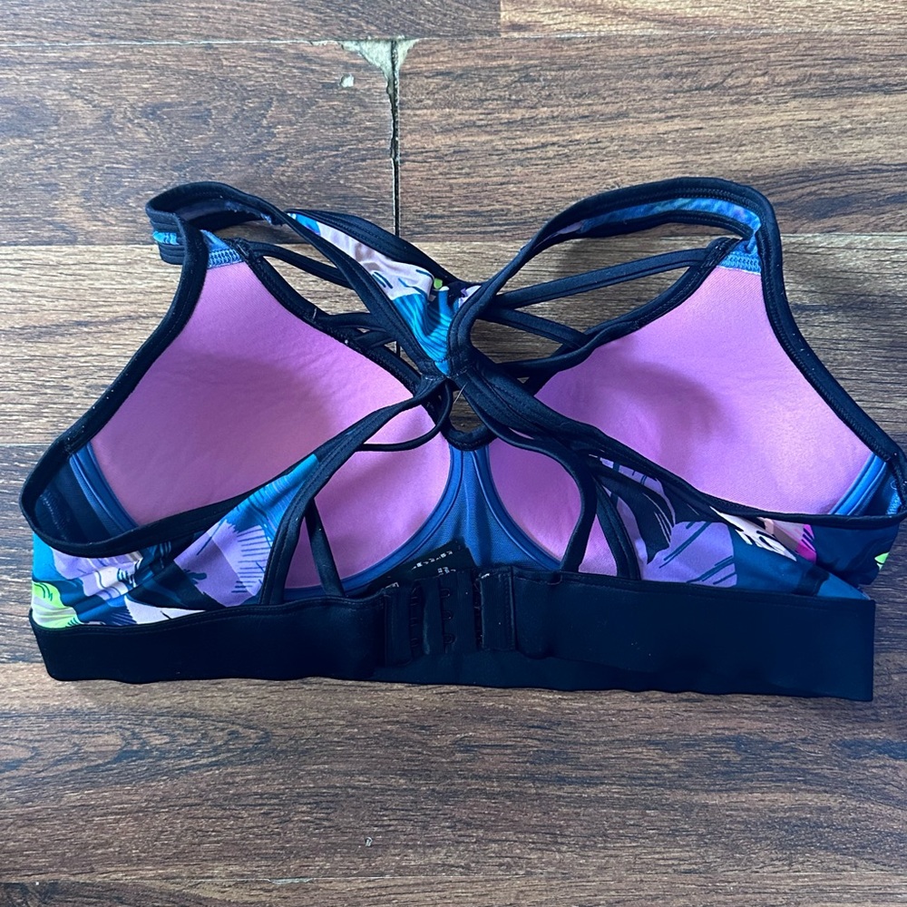 PINK Ultimate Sports Bra Size Medium - Picture 2 of 3